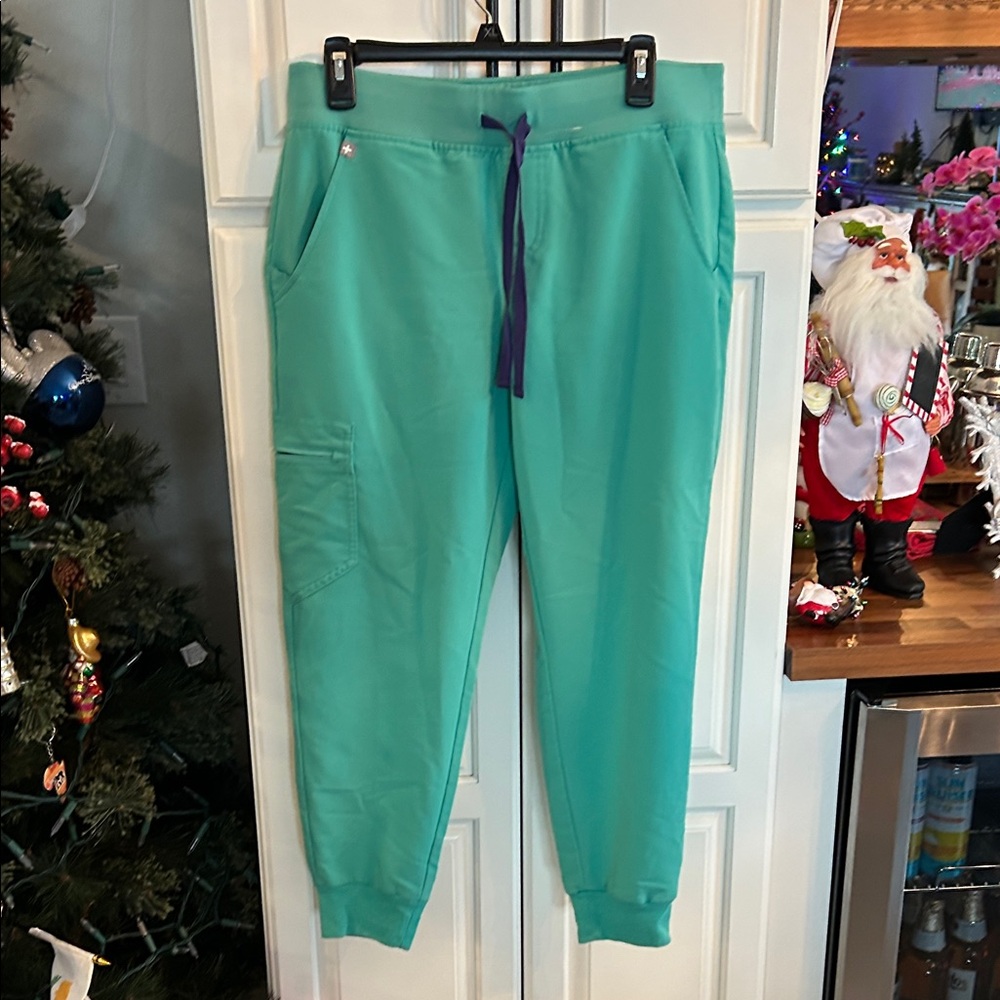 Women's Figs scrub pants size M